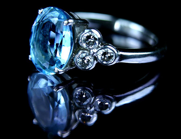 Diamantes de color en anillos de compromiso