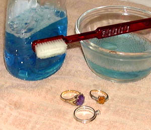 Cómo limpiar y guardar sus joyas de plata, oro, diamantes y perlas